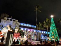 Shaka Santa and Tūtū Mele with the Honolulu Hale Christmas Tree