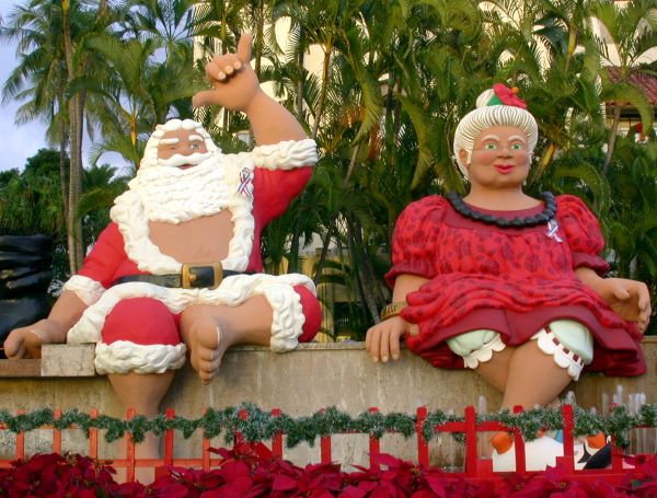 Shaka Santa and Tūtū Mele at Honolulu Hale