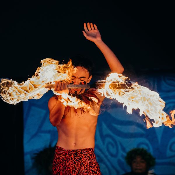 Hawaiʻi annual Le Kaua Ailao World Fireknife Competition in Kona