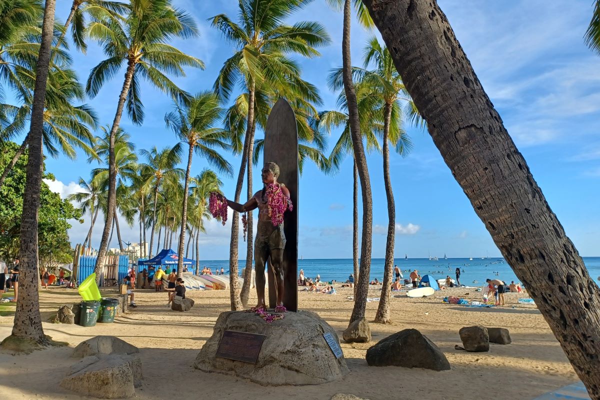 Duke Kahanamoku statue at Waikiki Beach